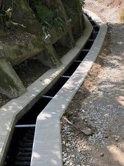 コンクリート水路改修工事〈管種 ： 角型U字溝 KU－300